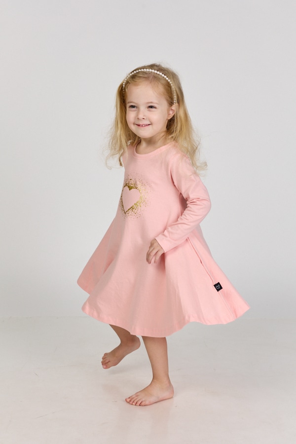 מסתובבת בהגזמה ורודה לב נצנצים