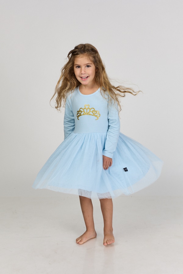 טול מסתובבת תכלת עם כתר מוזהב