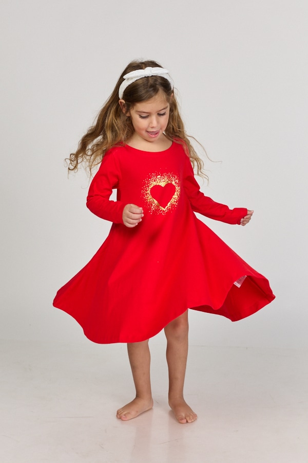 מסתובבת בהגזמה אדומה לב נצנצים