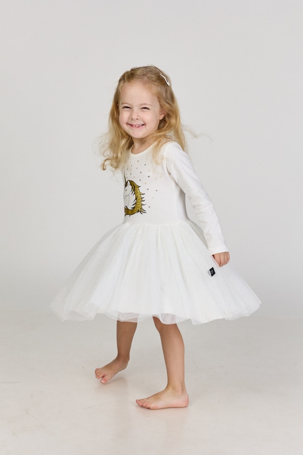 טול מסתובבת אופוויט עם שיער מוזהב