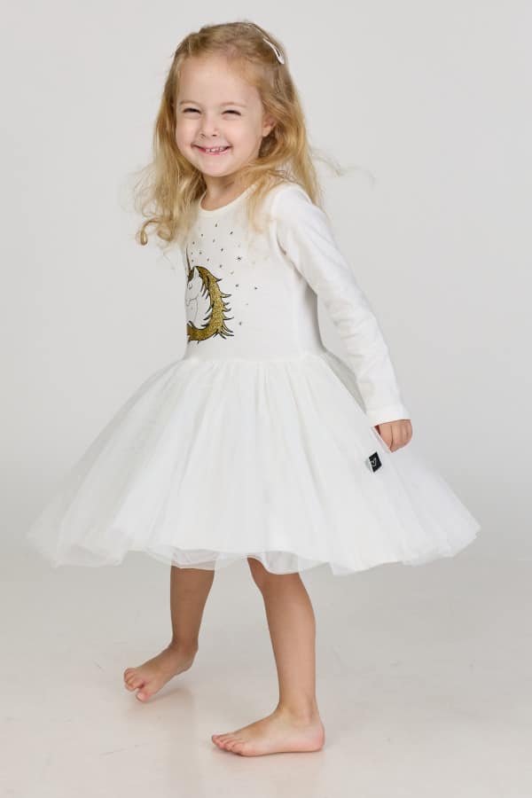 טול מסתובבת אופוויט עם שיער מוזהב