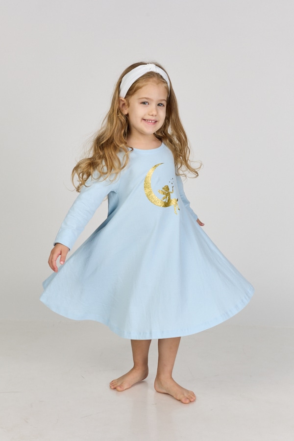 מסתובבת בהגזמה תכלת עם פיית ירח