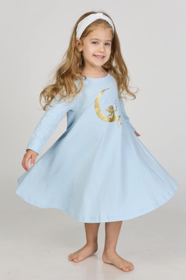 מסתובבת בהגזמה תכלת עם פיית ירח