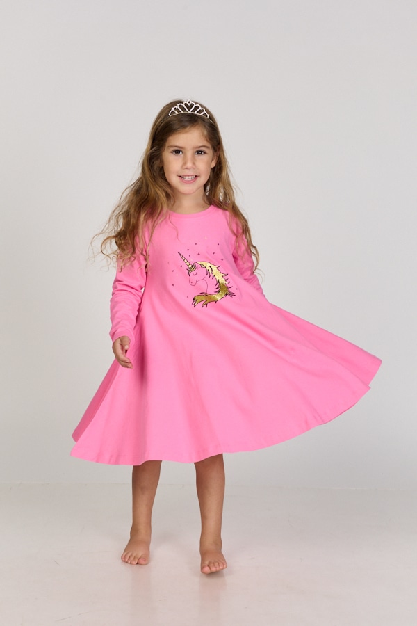 מסתובבת בהגזמה בזוקה עם שיער מוזהב