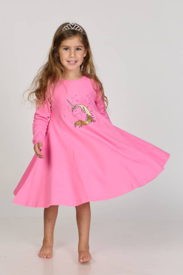 מסתובבת בהגזמה בזוקה עם שיער מוזהב