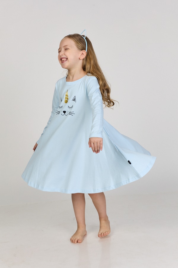 מסתובבת בהגזמה תכלת חתול חד קרן