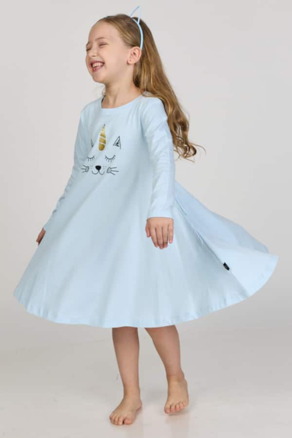 מסתובבת בהגזמה תכלת חתול חד קרן