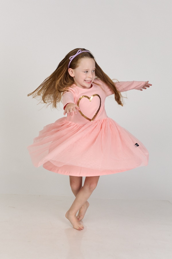 טול מסתובבת ורודה לב פייטים