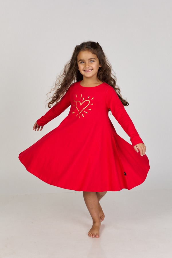 מסתובבת בהגזמה אדומה עם לב זוהר