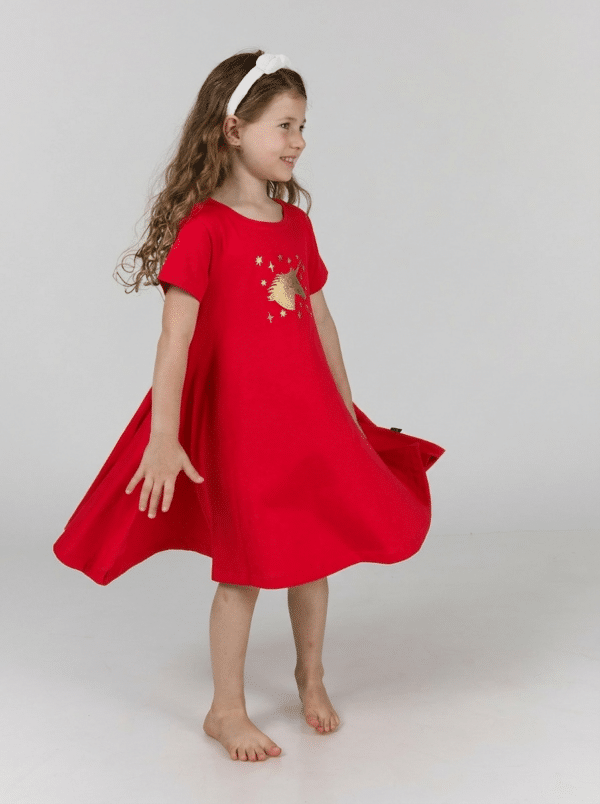 מסתובבת בהגזמה אדומה חד קרן מוזהב