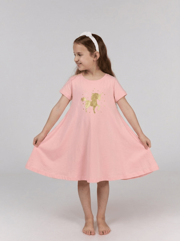 Alternative view of מסתובבת בהגזמה ורודה עם חד קרן רץ