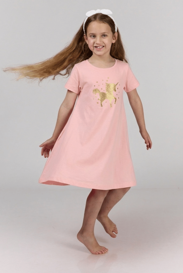 מסתובבת בהגזמה ורודה עם חד קרן רץ