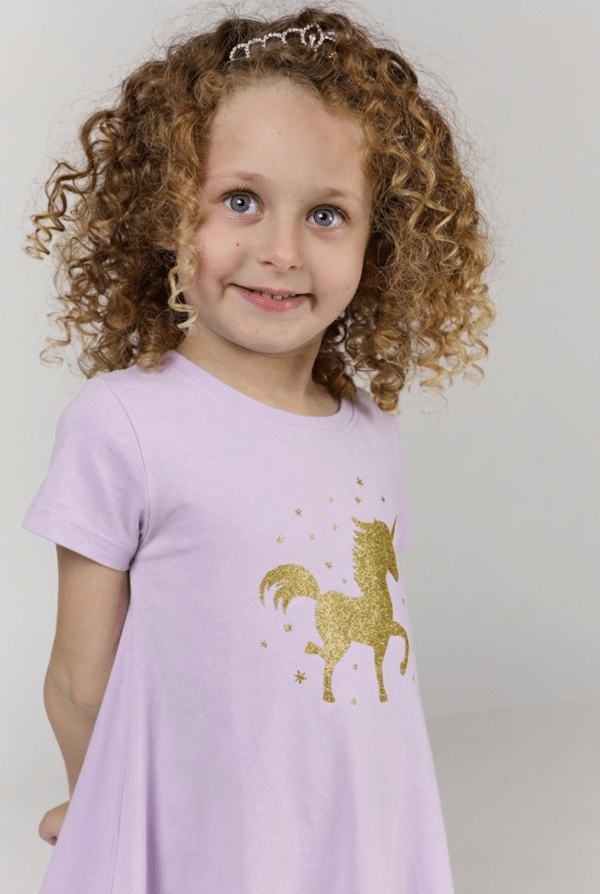 Alternative view of מסתובבת בהגזמה סגולה עם חד קרן רץ