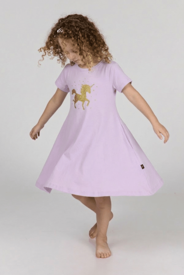 מסתובבת בהגזמה סגולה עם חד קרן רץ