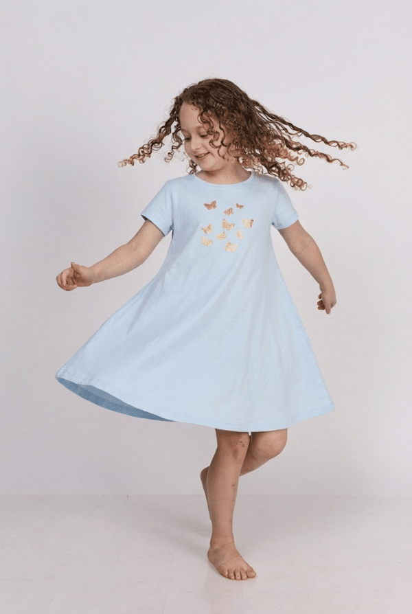 מסתובבת בהגזמה תכלת פרפרים