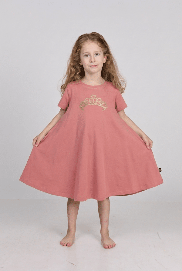 Alternative view of מסתובבת בהגזמה ורוד מעושן עם כתר