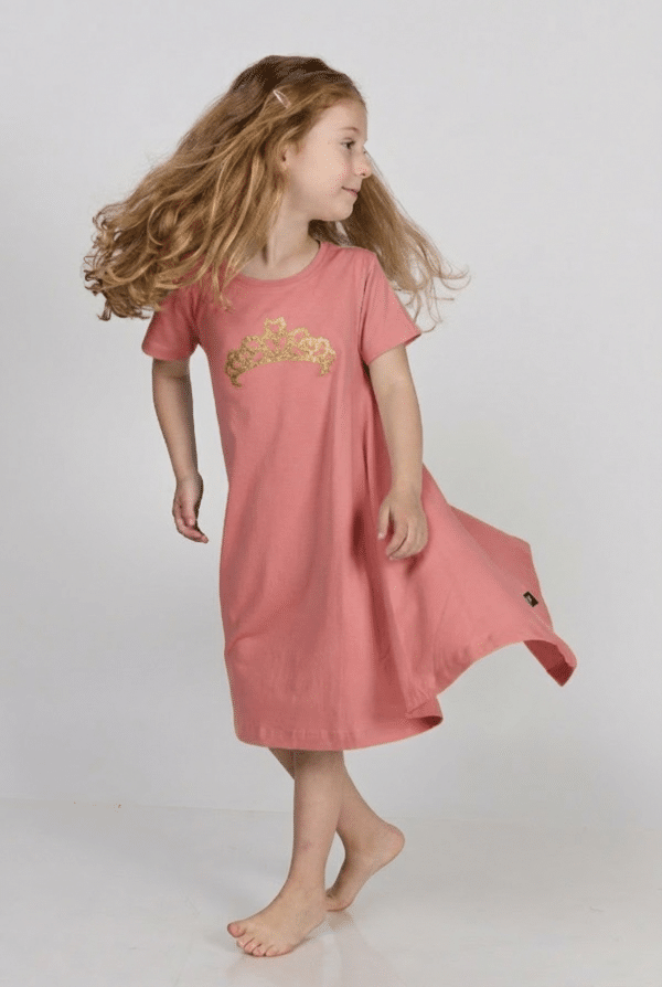 מסתובבת בהגזמה ורוד מעושן עם כתר