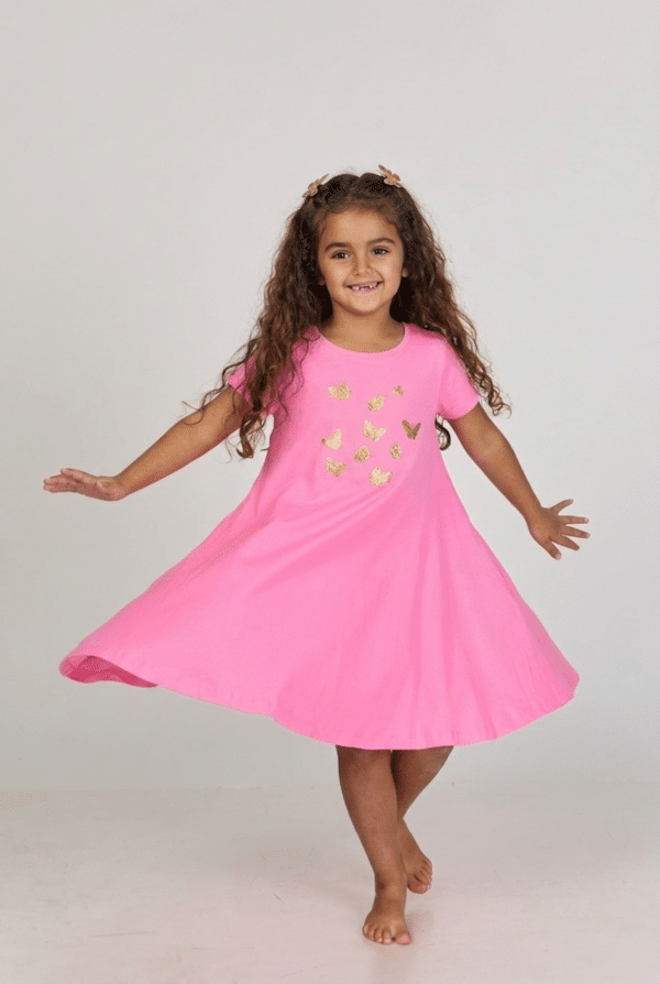 מסתובבת בהגזמה בזוקה פרפרים