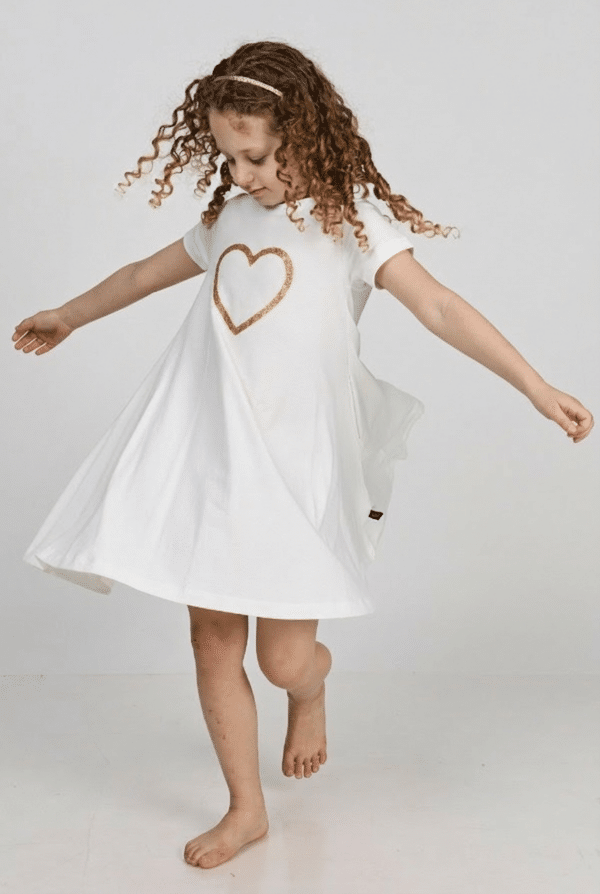 מסתובבת בהגזמה לבנה עם לב פייטים