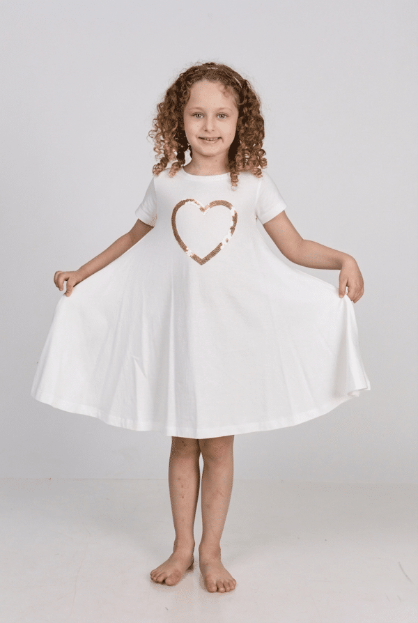 Alternative view of מסתובבת בהגזמה לבנה עם לב פייטים