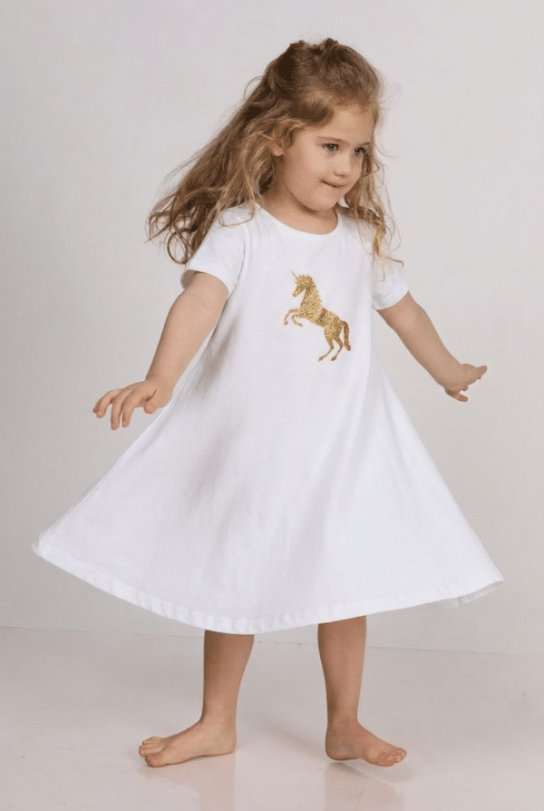 מסתובבת בהגזמה לבנה עם יוניקורן מוזהב