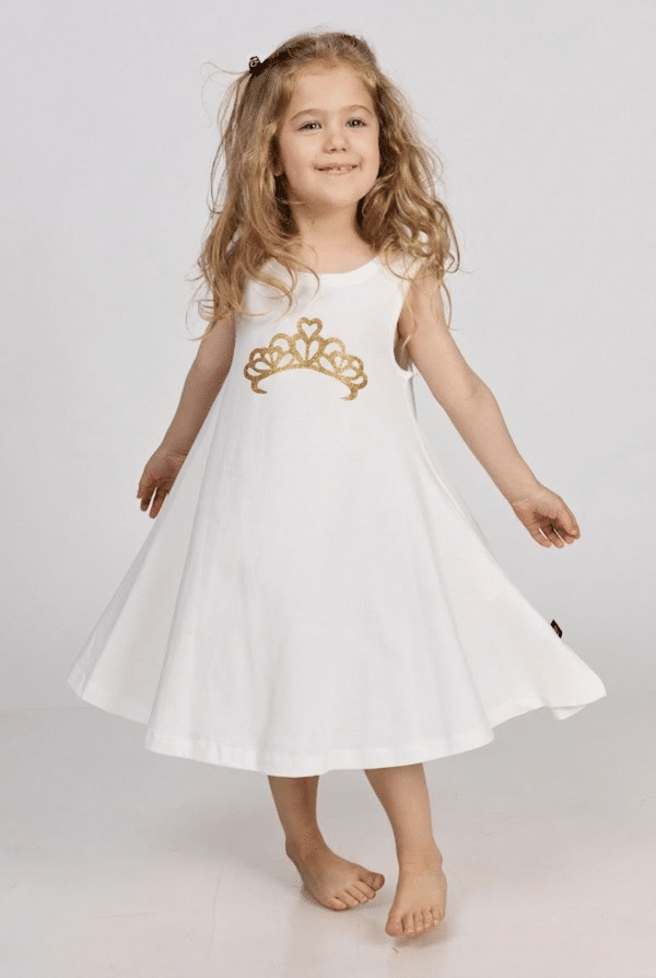 מסתובבת בהגזמה סליבלס לבנה עם כתר