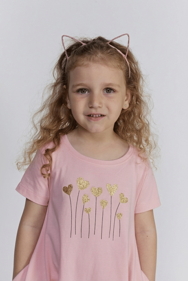 Alternative view of מסתובבת בהגזמה ורודה עם לבבות פרחים