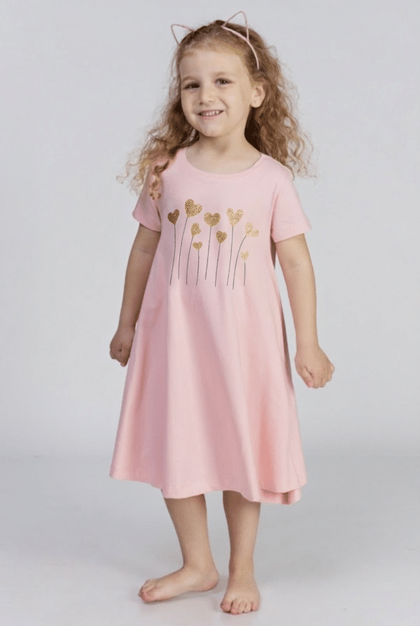 מסתובבת בהגזמה ורודה עם לבבות פרחים