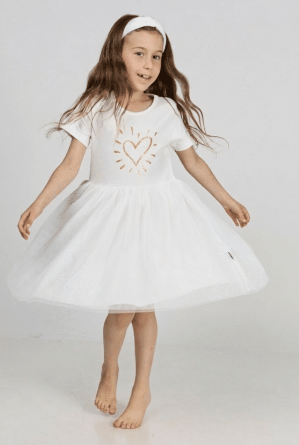 טול מסתובבת לבנה עם לב זוהר