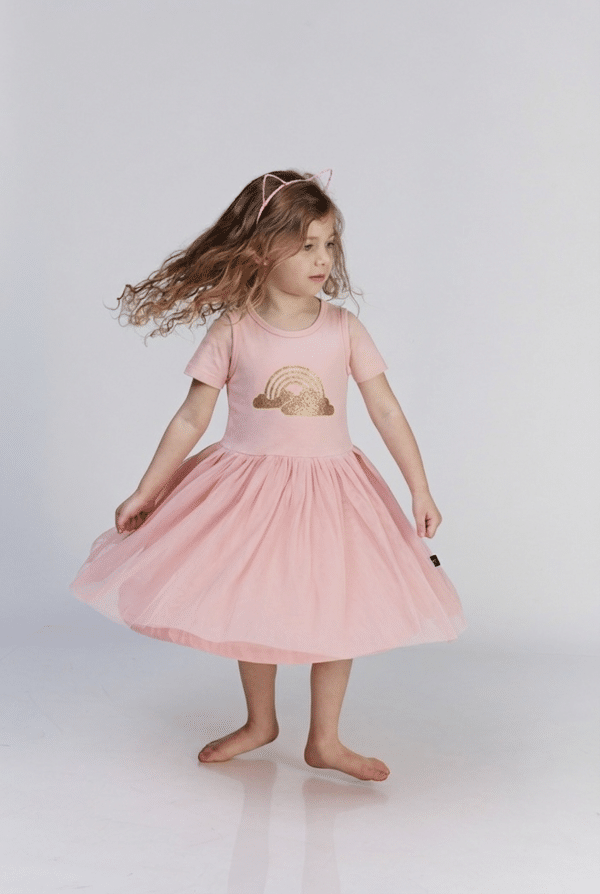 Alternative view of טול מסתובבת ורודה עם קשת